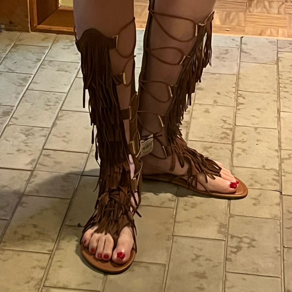 Trendy Thong Knee High Gladiator Fringe Sandals